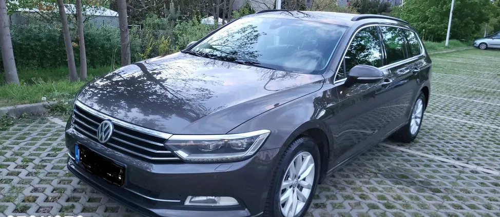 samochody osobowe Volkswagen Passat cena 36000 przebieg: 403000, rok produkcji 2015 z Wrocław